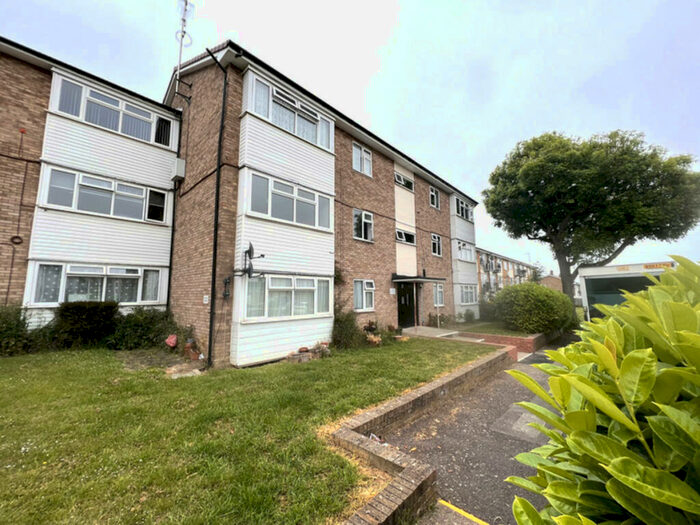 2 Bedroom Flat To Rent In Essex Close, Rayleigh, SS6