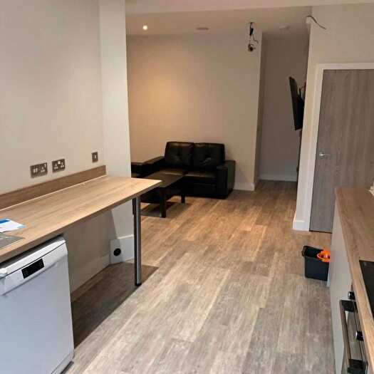 5 Bedroom Semi-Detached House To Rent In Platt Lane, Fallowfield, M14