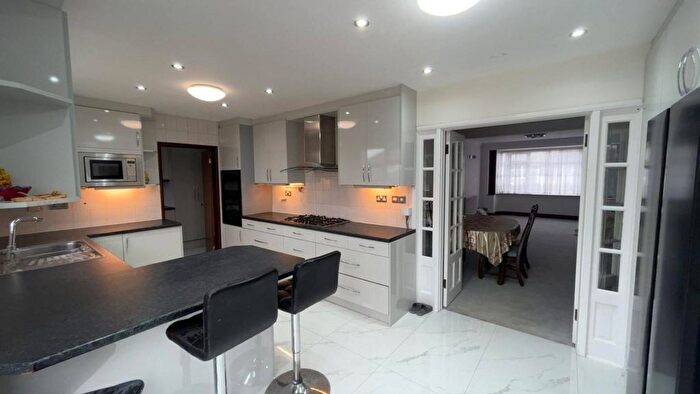 5 Bedroom Semi-Detached House To Rent In Hayes, UB4