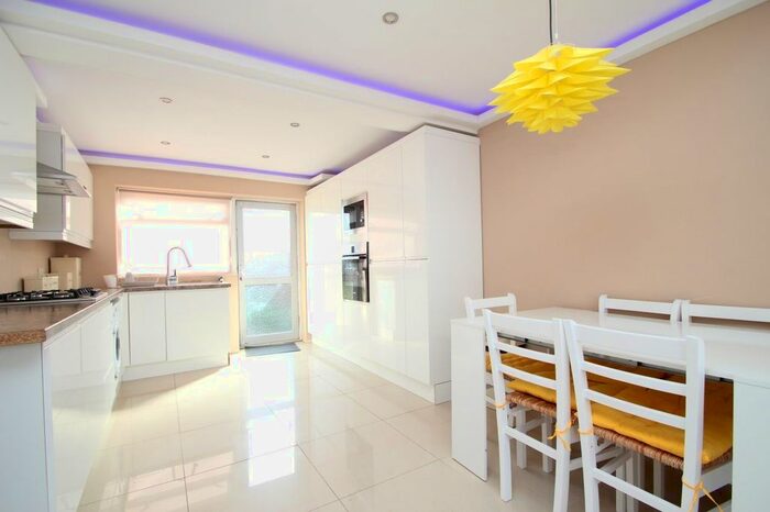 3 Bedroom Property To Rent In Leconfield Walk, Hornchurch RM12