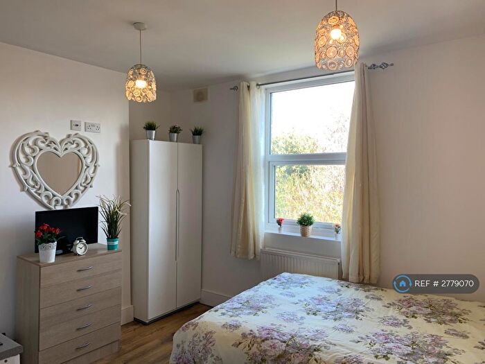 Studio To Rent In Eade Road, London, N4