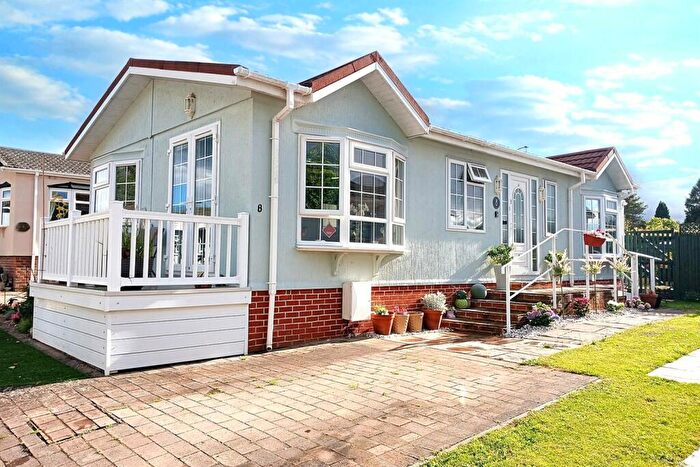 2 Bedroom Park Home For Sale In Winchester, SO21