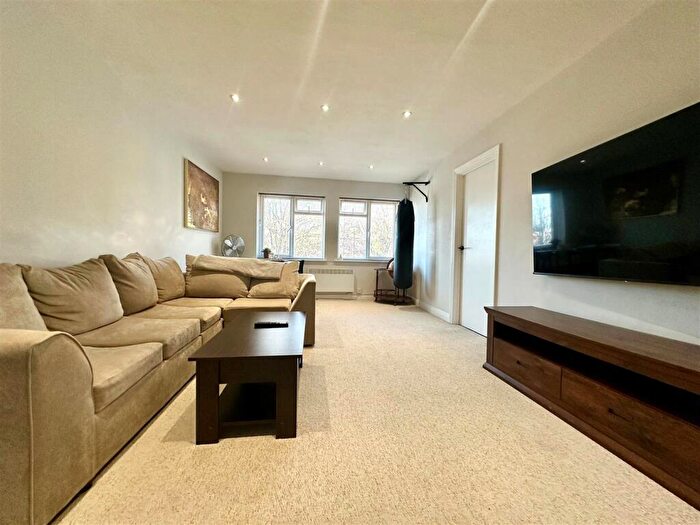 2 Bedroom Flat To Rent In Woodland Parade, Hove, BN3