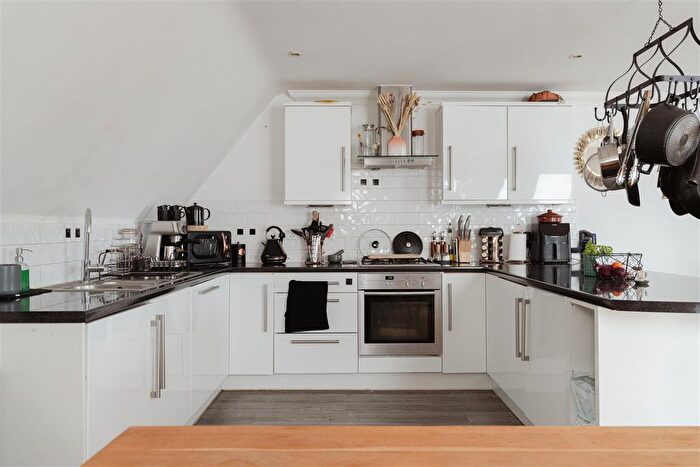 2 Bedroom Flat For Sale In Coulsdon Road, Caterham, CR3