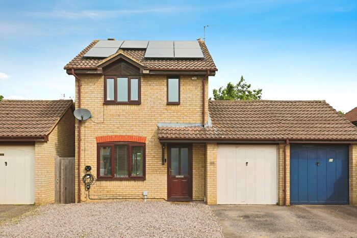 3 Bedroom Detached House For Sale In Beaulieu Close, Banbury, Oxfordshire, OX16