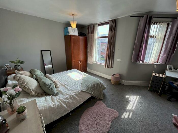 7 Bedroom Terraced House To Rent In Willowdale Road, Liverpool - Student Rooms Available, L18