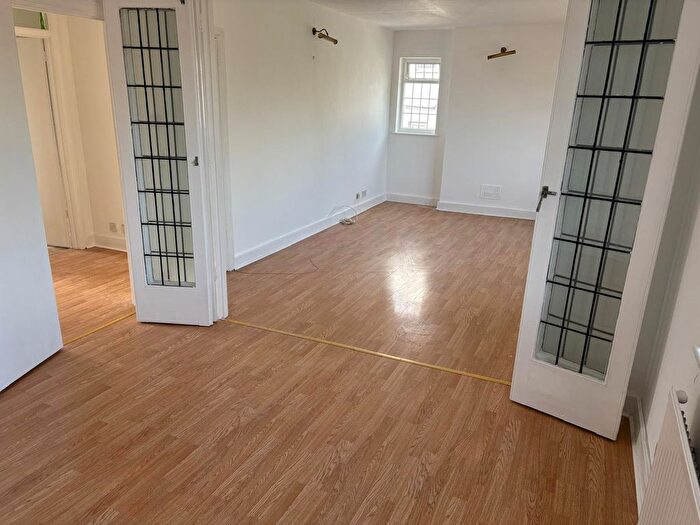 2 Bedroom Flat To Rent In Park Road, London, NW4