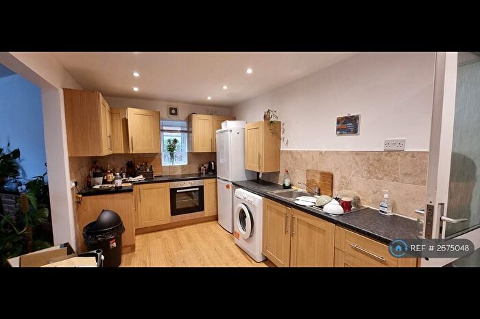 6 Bedroom Semi-Detached House To Rent In Langdale Gardens, Leeds, LS6