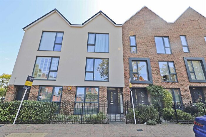 2 Bedroom Maisonette For Sale In Churchill Road, Uxbridge, UB10
