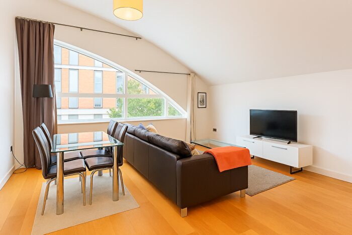 2 Bedroom Flat To Rent In York Place, Battersea, London, SW11