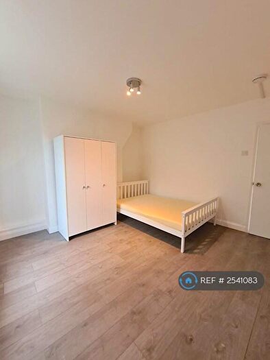 3 Bedroom Flat To Rent In Newcourt House, London, E2