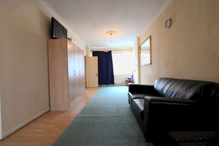 3 Bedroom End Of Terrace House To Rent In Miles Road, Mitcham, CR4