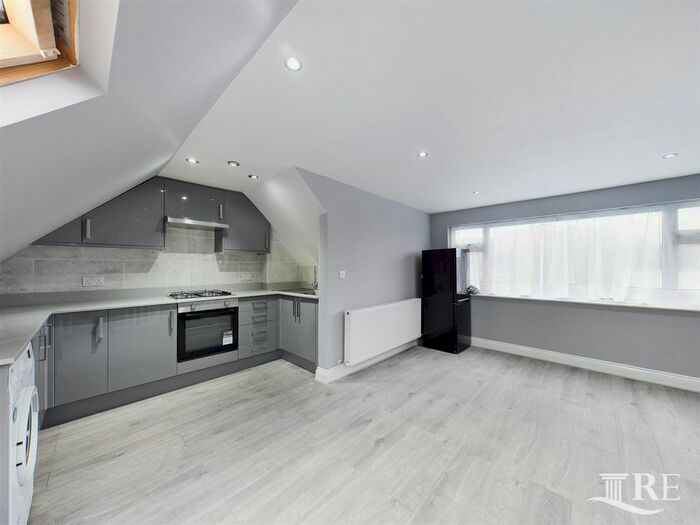 3 Bedroom Flat To Rent In Southview Avenue, London NW10