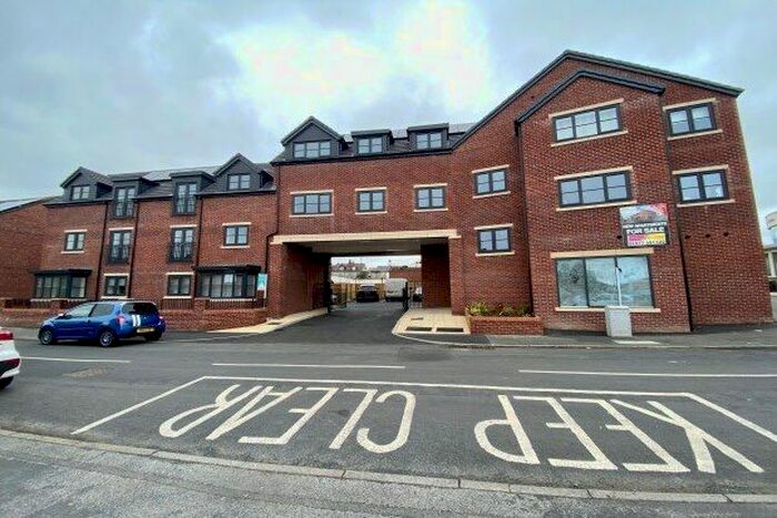 2 Bedroom Flat To Rent In Beech Grove Avenue, Leeds, LS25