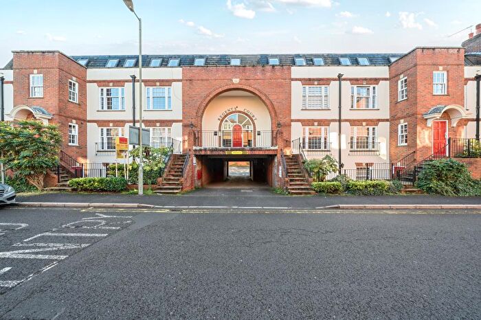 2 Bedroom Flat For Sale In Newbury, Berkshire, RG14