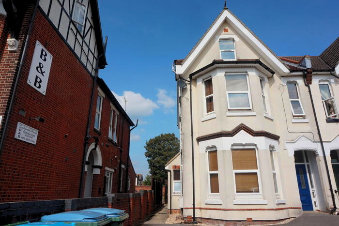 2 Bedroom Flat To Rent In Landguard Road, SO15