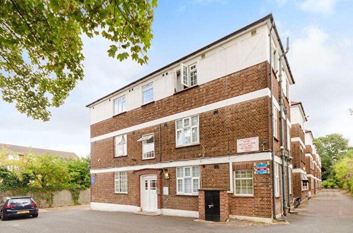 2 Bedroom Flat For Sale In Elder Gardens, West Norwood, London, SE27