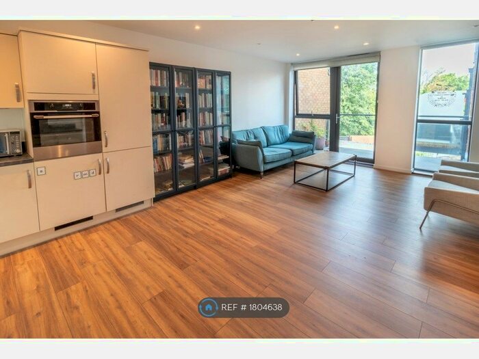2 Bedroom Flat To Rent In Boundaries Road, London, SW12