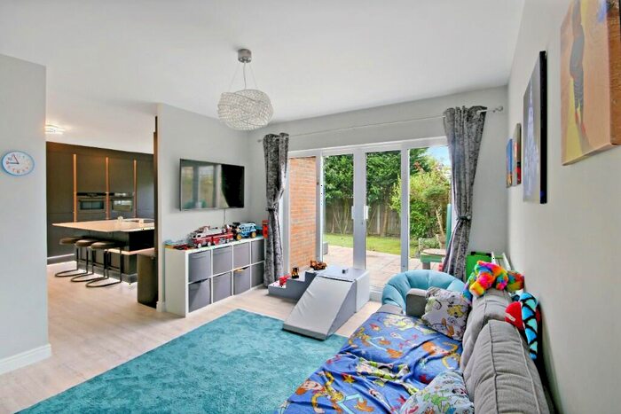 4 Bedroom Detached House For Sale In The Furrows, RH10