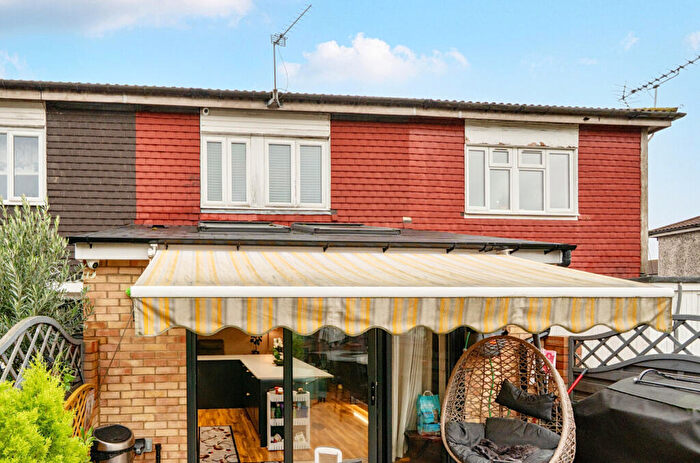 4 Bedroom Terraced House For Sale In Meadow Close, Barnet, EN5