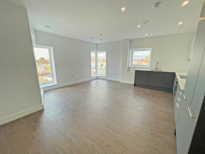 2 Bedroom Flat To Rent In Dover Court, Dominion Road, Southall, Greater London, UB2