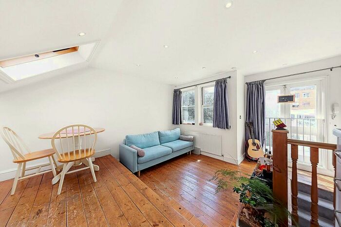 2 Bedroom Flat To Rent In Englewood Road, Clapham South, London, SW12