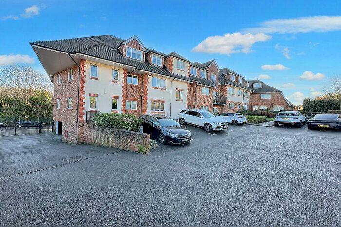 2 Bedroom Flat To Rent In Brook Road, Redhill, RH1