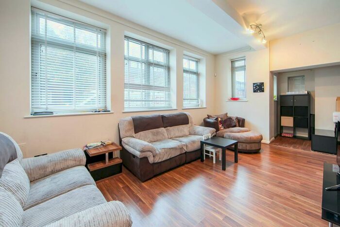 2 Bedroom Flat To Rent In Clifton Way, London, SE15