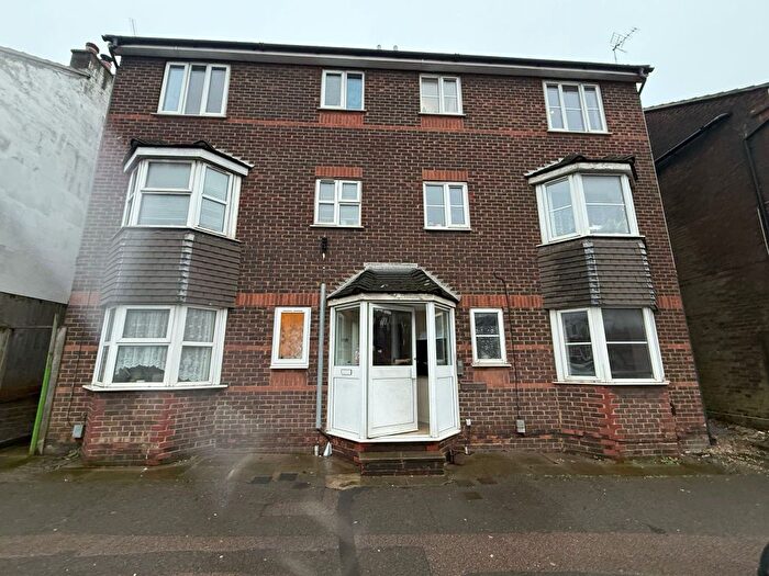 2 Bedroom Flat To Rent In Saffron Court, Dunstable, LU6