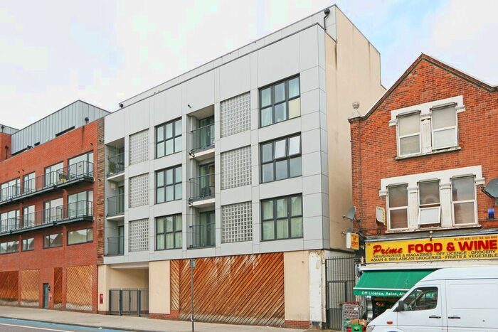 3 Bedroom Flat To Rent In Tooting High Street, London, SW17