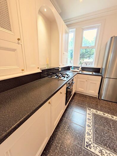 3 Bedroom Flat To Rent In The Drive, Ilford, IG1
