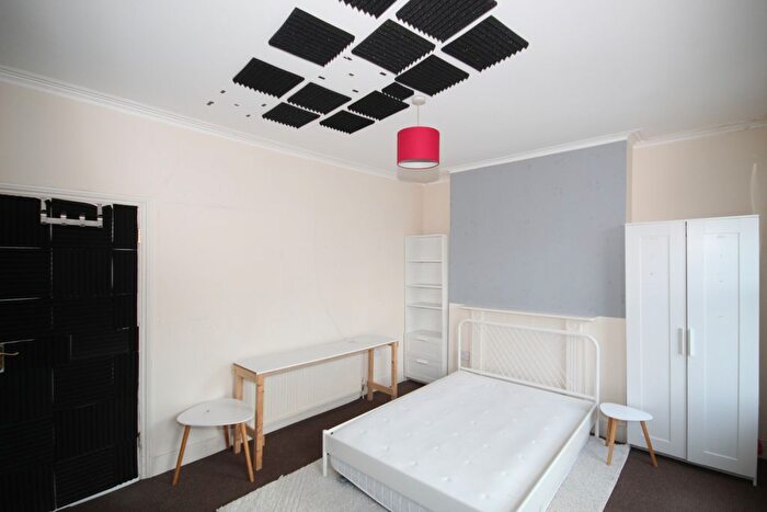 2 Bedroom Flat To Rent In Goldhawk Road, Shepherds Bush, Middlesex, W12