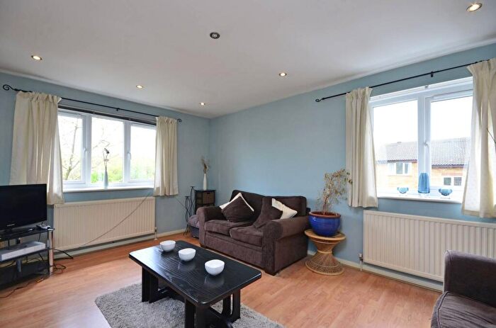 2 Bedroom Flat To Rent In Laburnum Close, Friern Barnet, London, N11