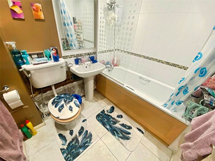 1 Bedroom Flat To Rent In Chipstead Close, Sutton, Surrey, SM2