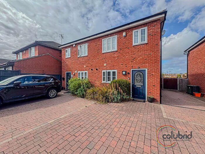 3 Bedroom Semi-detached House For Sale In Elverston Side, Laindon, Basildon, SS15