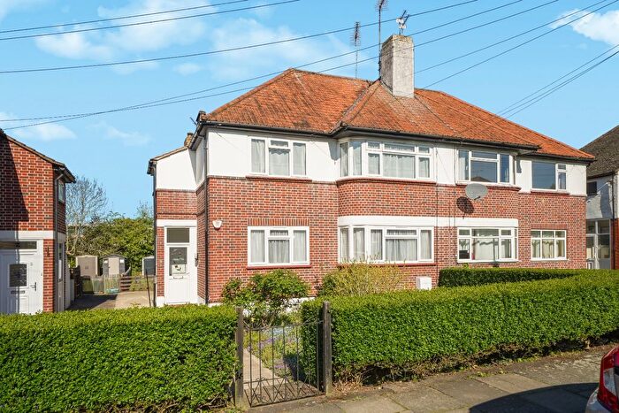 2 Bedroom Maisonette For Sale In Alandale Drive, Pinner, HA5