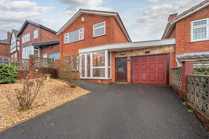 3 Bedroom Detached House For Sale In The Knoll, Kingswinford, DY6