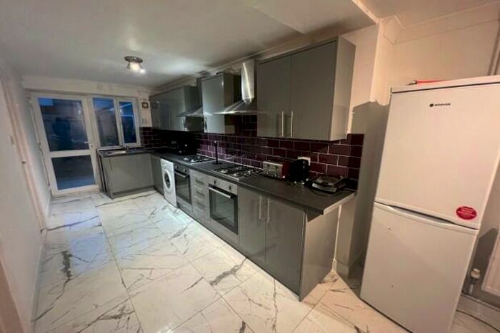 6 Bedroom Terraced House To Rent In Cranbrook Street Cardiff, CF24