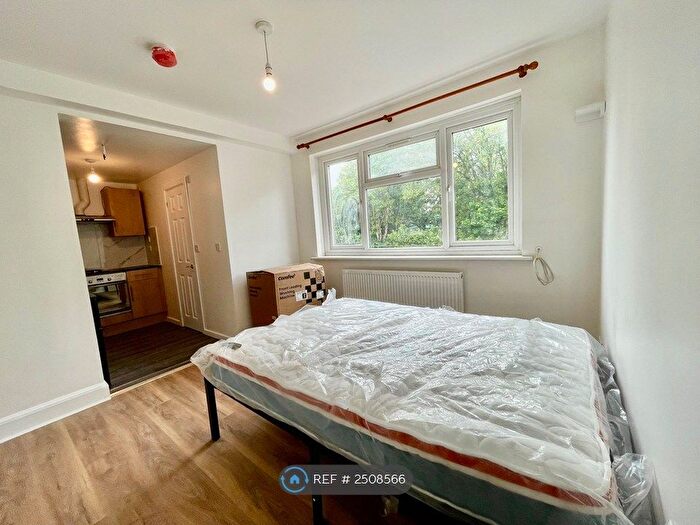 Studio To Rent In Strathmore Gardens, London, N3