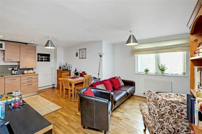 2 Bedroom Flat To Rent In Stane Grove, London, SW9