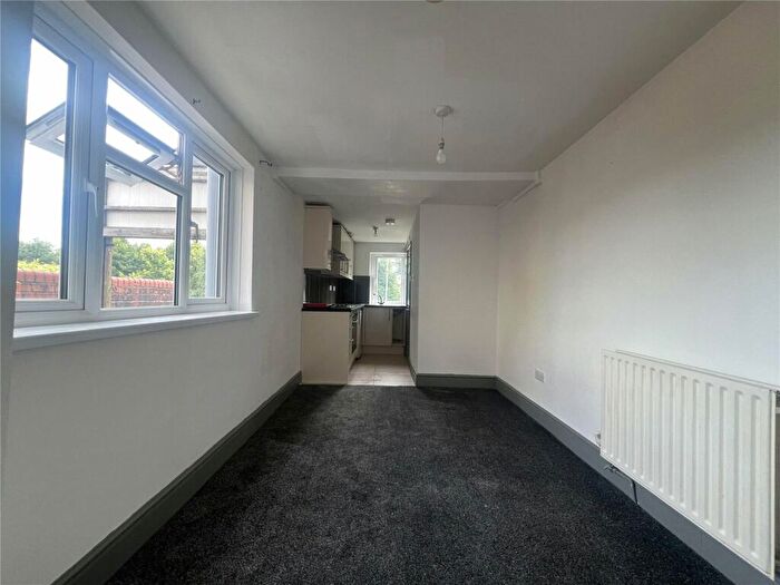 Apartment To Rent In Hunt Street, Old Town, Swindon, Wiltshire, SN1