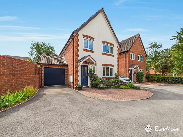 3 Bedroom Link Detached House For Sale In Hazel Close, Colden Common, Winchester, Hampshire, SO21