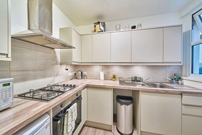 2 Bedroom Flat To Rent In Kingswood Road, London, SW2