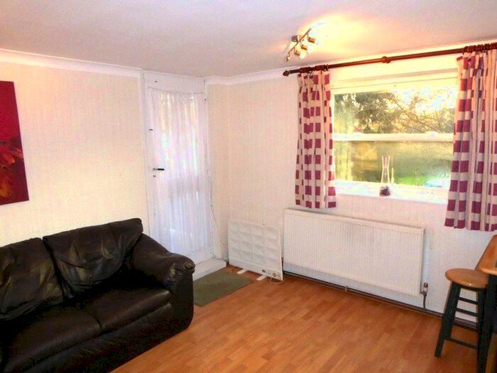 2 Bedroom Flat To Rent In Fairview Court, Linksway, London, Greater London, NW4