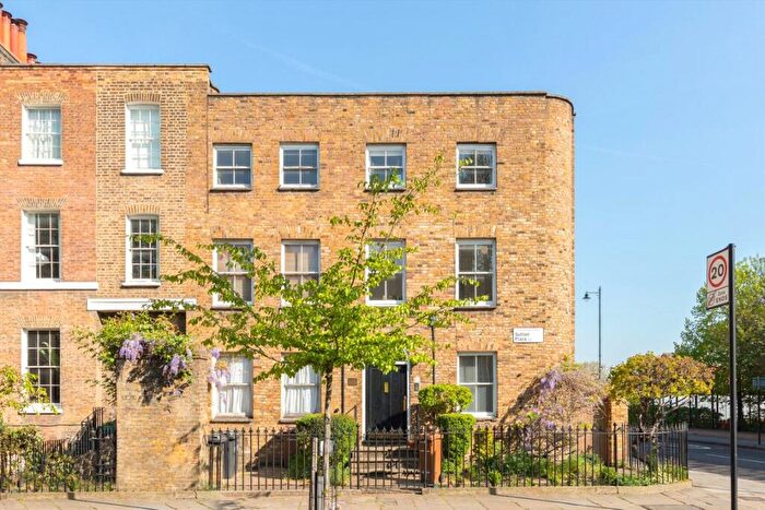 1 Bedroom Flat For Sale In Sutton Place, Homerton, E9