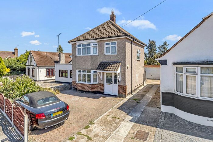 3 Bedroom Detached House For Sale In Hamlet Road, Collier Row, RM5