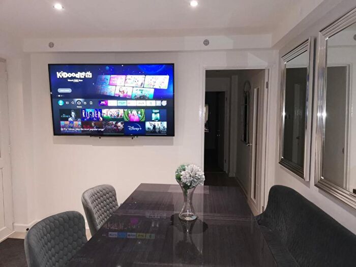 2 Bedroom Flat To Rent In County Road, Swindon, SN1