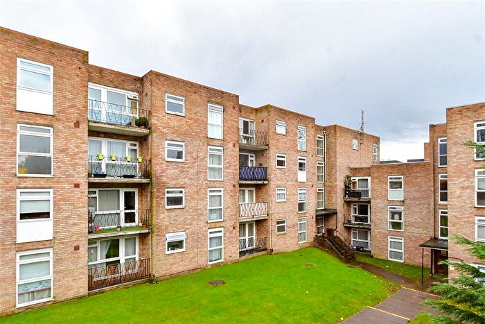 1 Bedroom Flat For Sale In Cheam Road, Sutton, Surrey, SM1