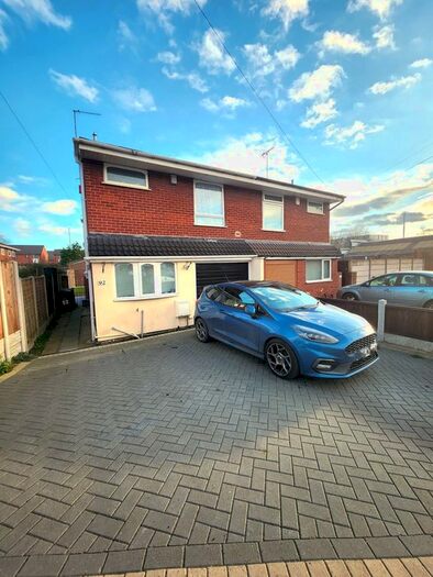 3 Bedroom Semi-Detached House To Rent In Gordon Crescent, Brierley Hill, DY5