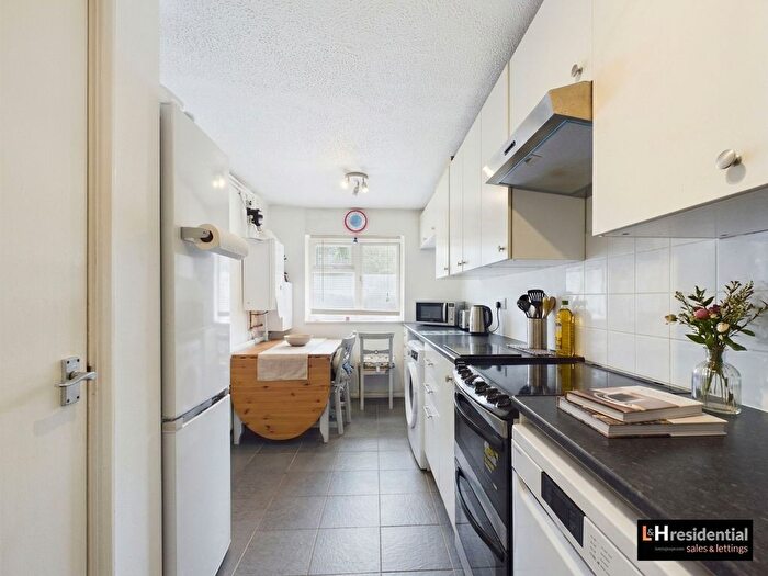 2 Bedroom Flat For Sale In Shenley Road, Borehamwood, WD6